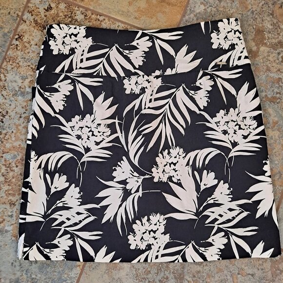 S.C.&Co. Size Medium Black White Skort Floral Leaves Pull On Style Front Pockets - Picture 6 of 9